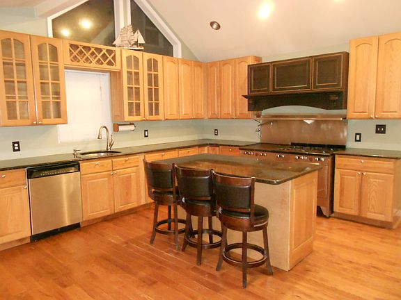 Beautiful eat in kitchen