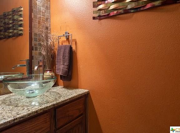 5th image of 2408 Medina Dr