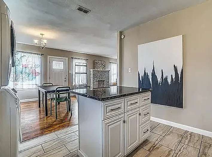 1011 Lombrano St — Photo 15