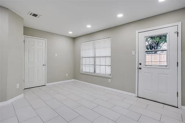 1906 Village Creek Dr — Photo 7