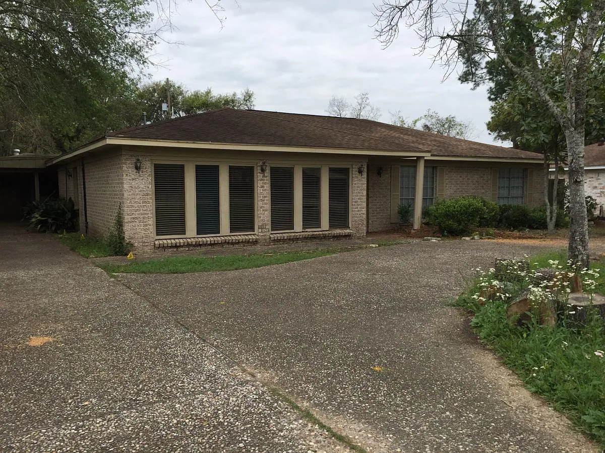 6 bed, 4700 sqft, $2,850 — Photo 4