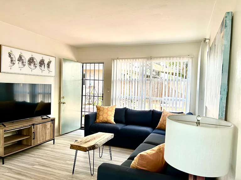 4425 Gresham St — Photo 3