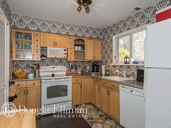4th image of 212 Springmeadow Dr Unit B