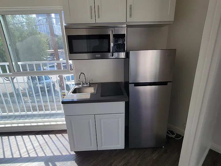 473 S Roxbury Dr #3/4 — Photo 4