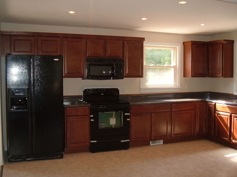 Huge 24 X 16 eat-in kitchen with new appliances