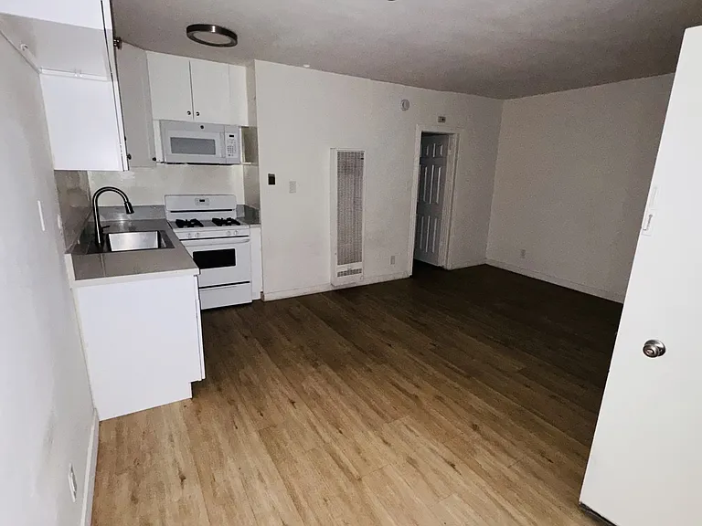 6248 Woodman Ave #17 — Photo 2