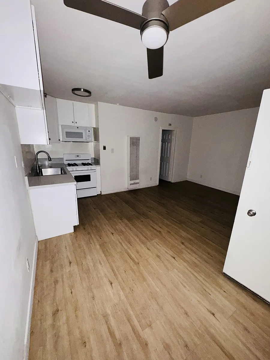 Building Photo - 6248 Woodman Ave #17
