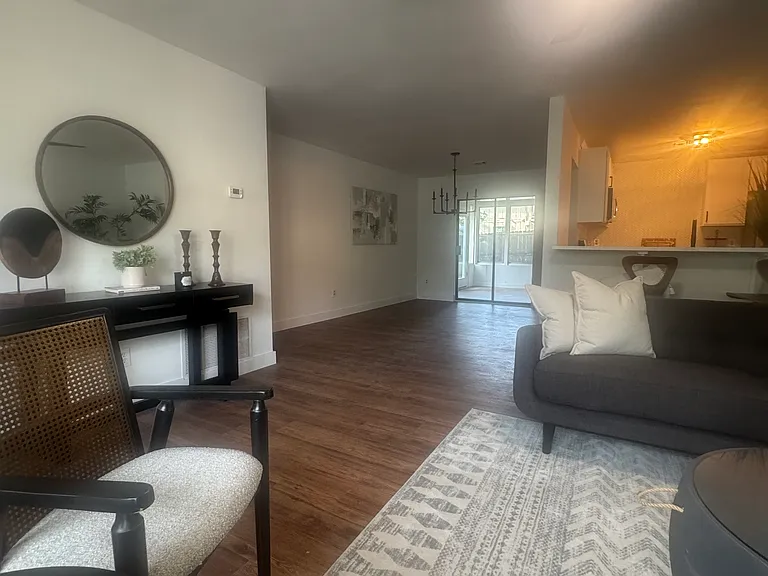 1050 Parkwest Ct — Photo 5