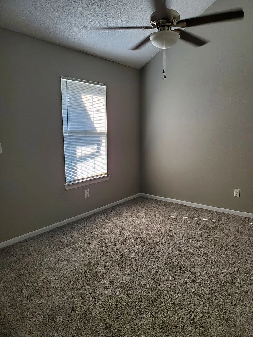 3 Bedroom, 2 1/2 Bathroom Townhouse — Photo 4