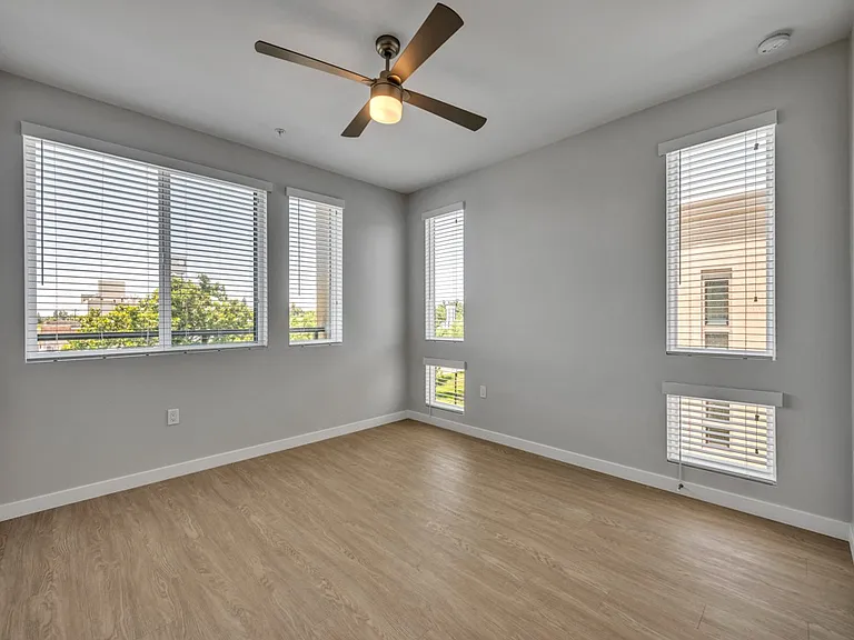 Downtown Ontario Luxury Apartments — Photo 37