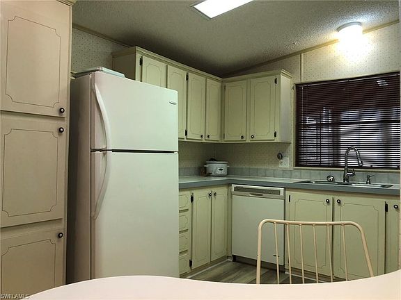 4th image of 476 Dawn Dr