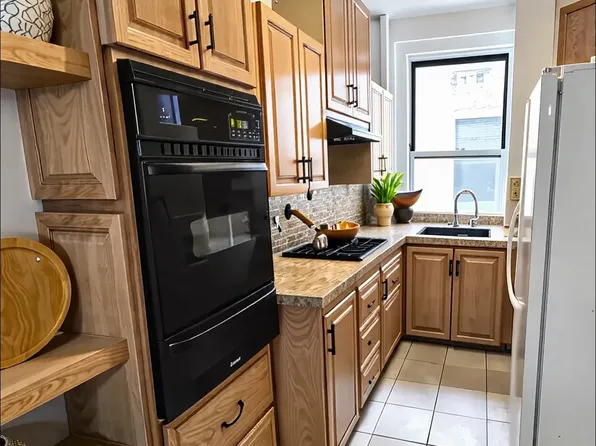 409 Edgecombe Avenue image 5 of 13