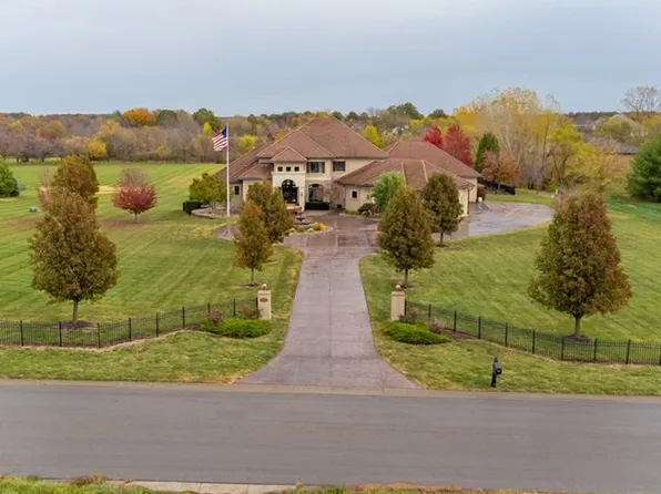 10001 S Stonehaus Dr, Lees Summit, MO 64086