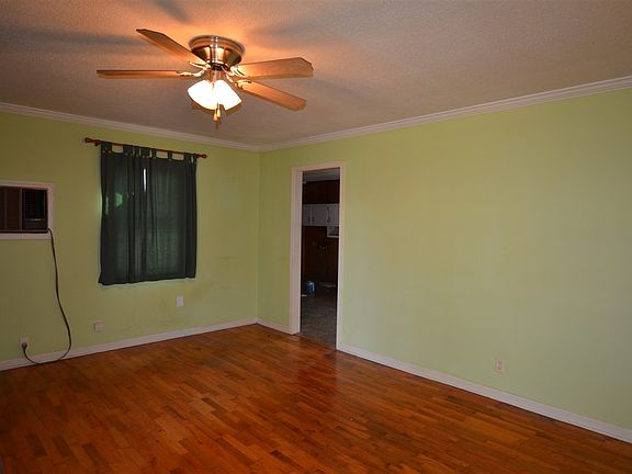 4th image of 263 E End Dr