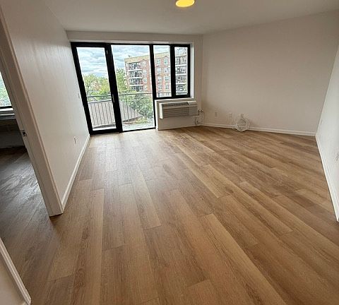 2nd image of 6070 Woodhaven Blvd APT 6F