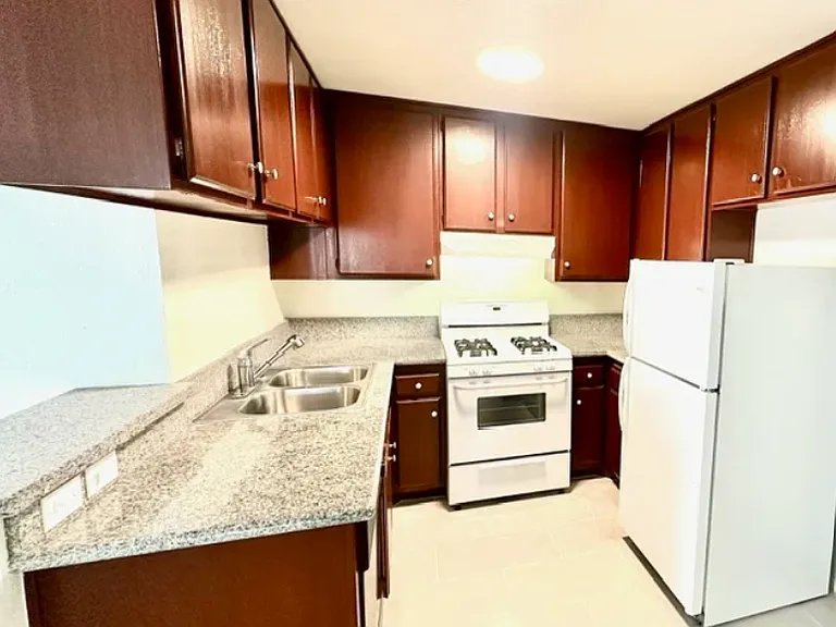 Wilcox Apartments — Photo 4