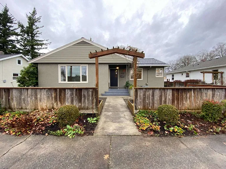 1608 E St — Photo 3