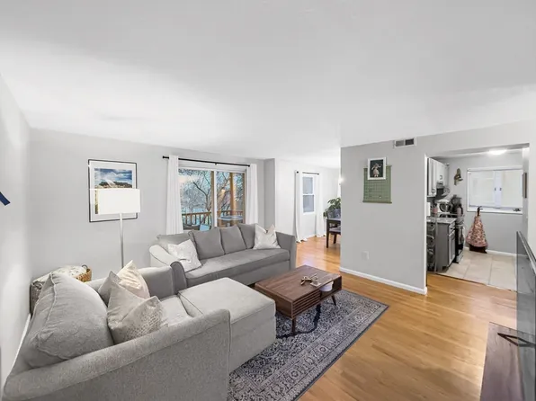 25 Rockland St #7, West Roxbury, MA 02132