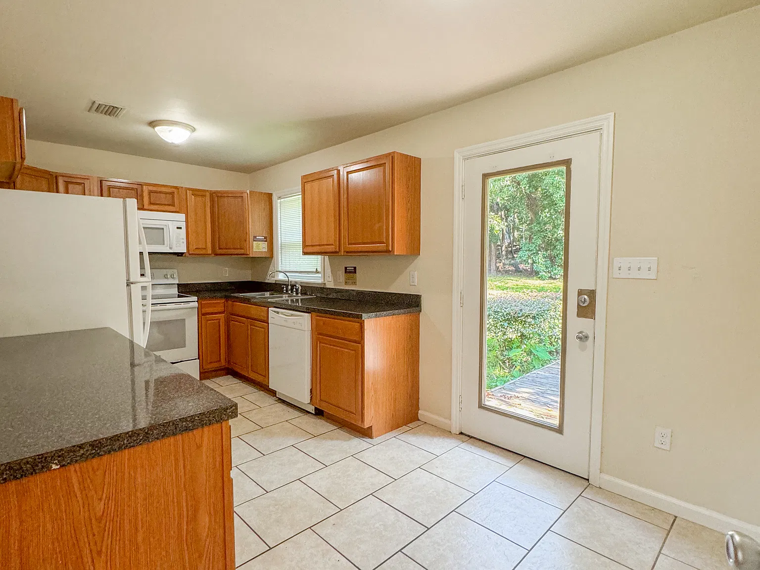 3 bed, 1200 sqft, $2,040 — Photo 3