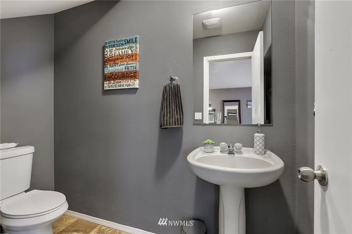 4 bed, 2.5 bath, 2158 sqft, $3,650 — Photo 3