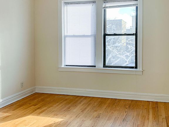 3rd image of 1957 W Winnemac Ave #2W