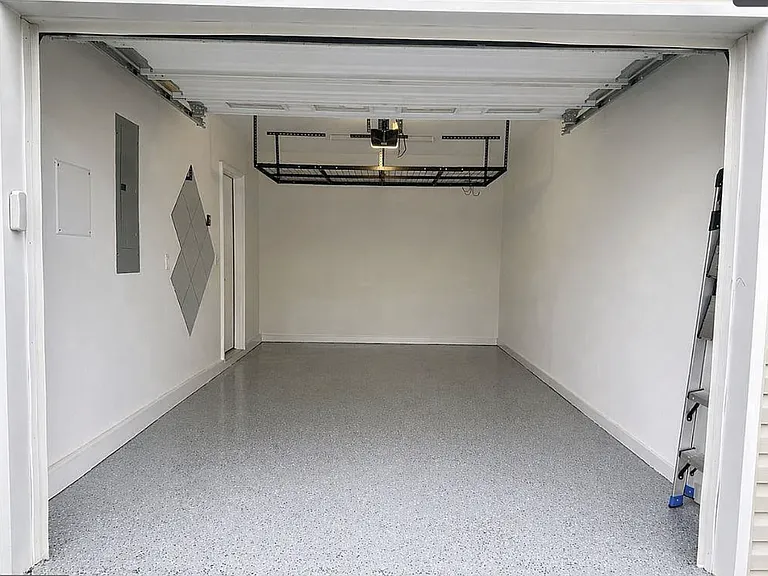 2238 Deyerle Ave — Photo 2