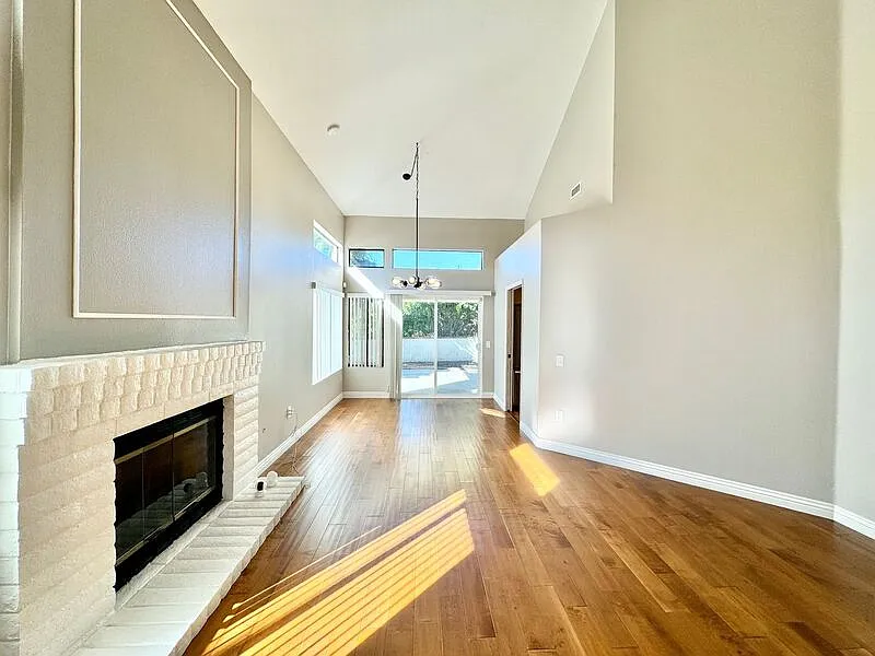 3 bed, 2.5 bath, 1815 sqft, $4,195 — Photo 4