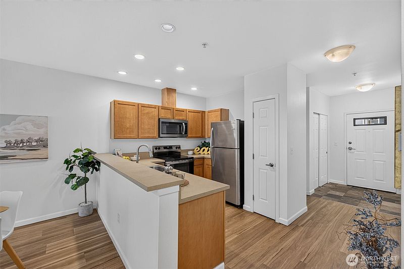5th image of 1220 E Columbia Street #202