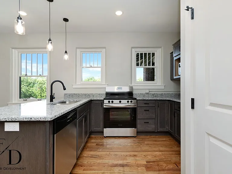 512 Spruce — Photo 11