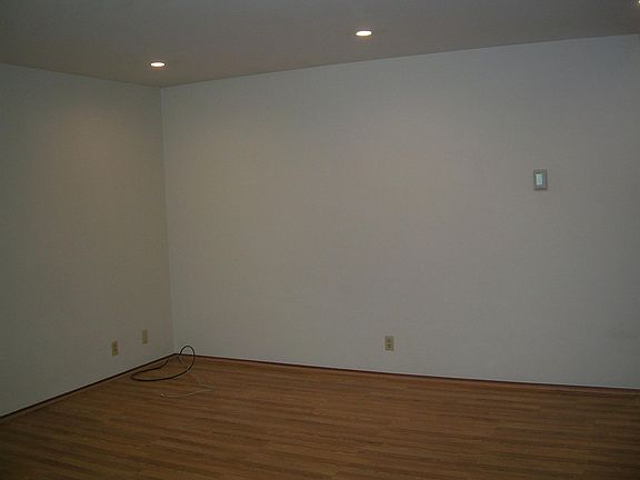 5th image of 833 E Dana St