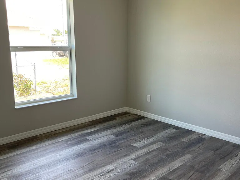 202 NW 25th Pl — Photo 8