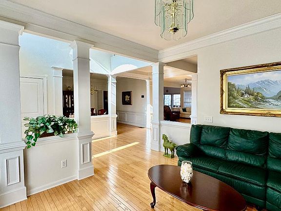 3rd image of 9 Ridings Way #8