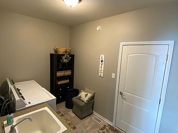 2nd image of 1701 Greenbriar Dr