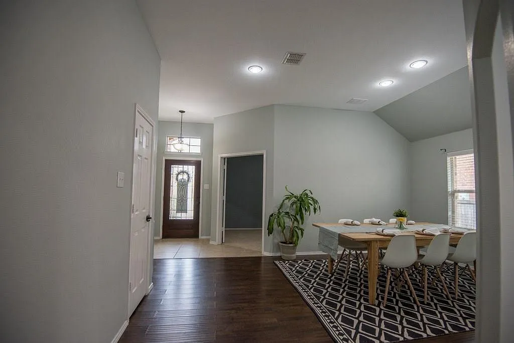 4 bed, 2124 sqft, $2,600 — Photo 3