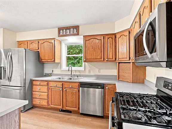 4th image of 1074 Shaffer Rd