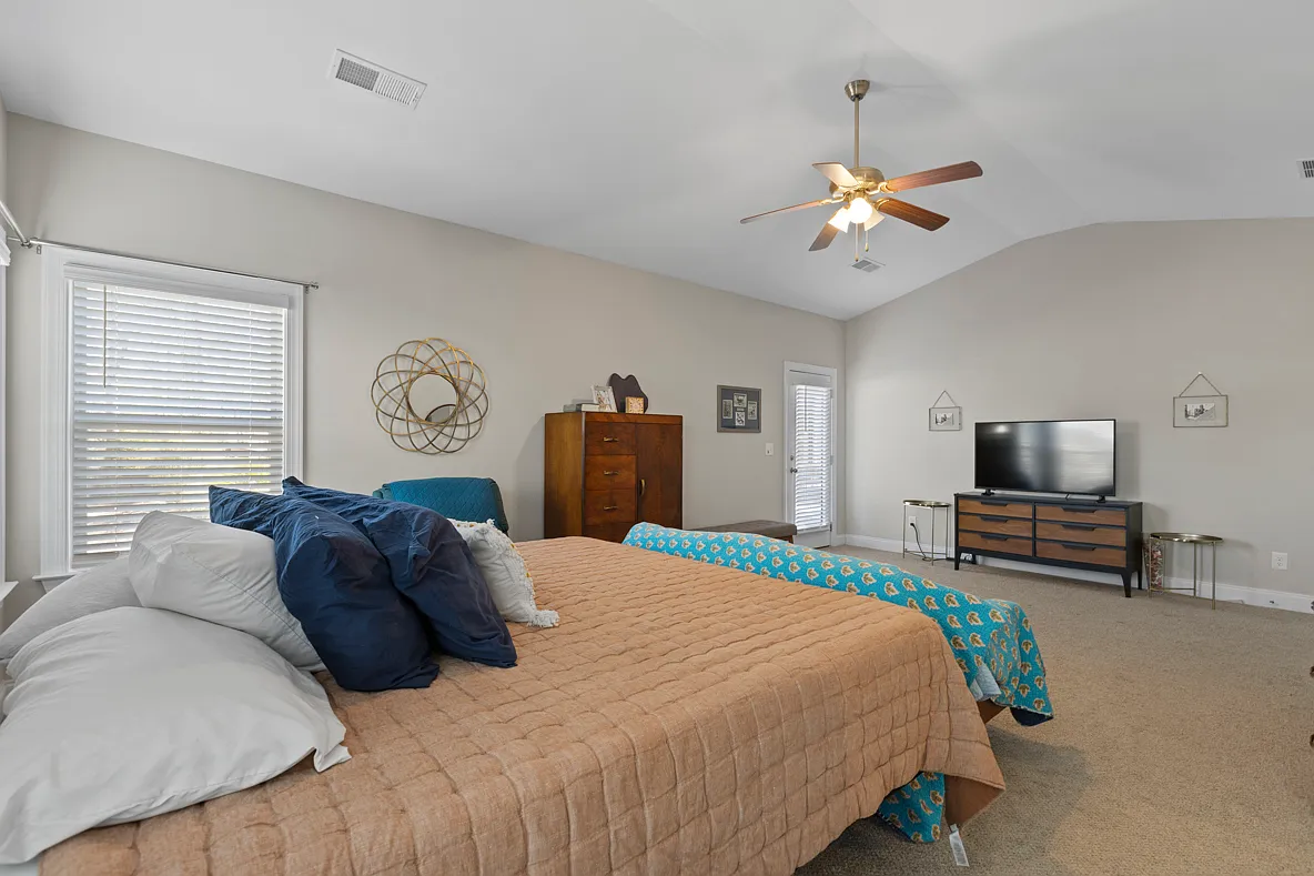 3 bed, 2365 sqft, $3,900 — Photo 4