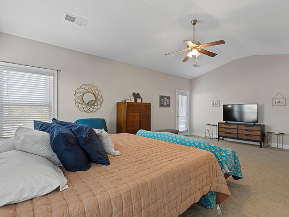 4th image of 253 Woodward Way