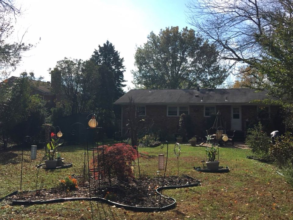 2nd image of 111 Saint Andrews Dr NE