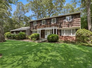 137 Darrow Ln, Greenlawn, NY 11740