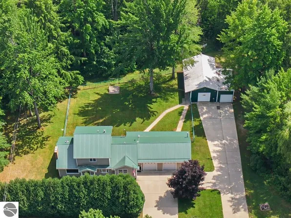 2007 S Lake Mitchell Dr, Cadillac, MI 49601
