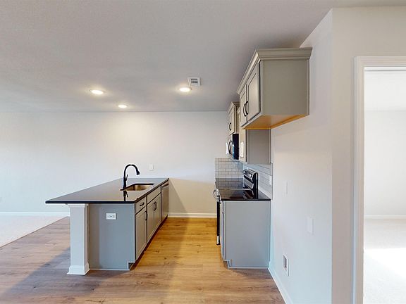 4th image of 136 Domingues Ave
