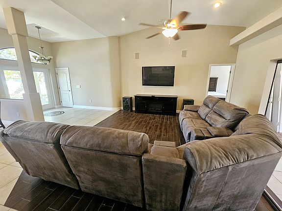 5th image of 244 SE 20th Ct