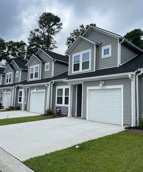 129 Hoffman Park Dr — Photo 1