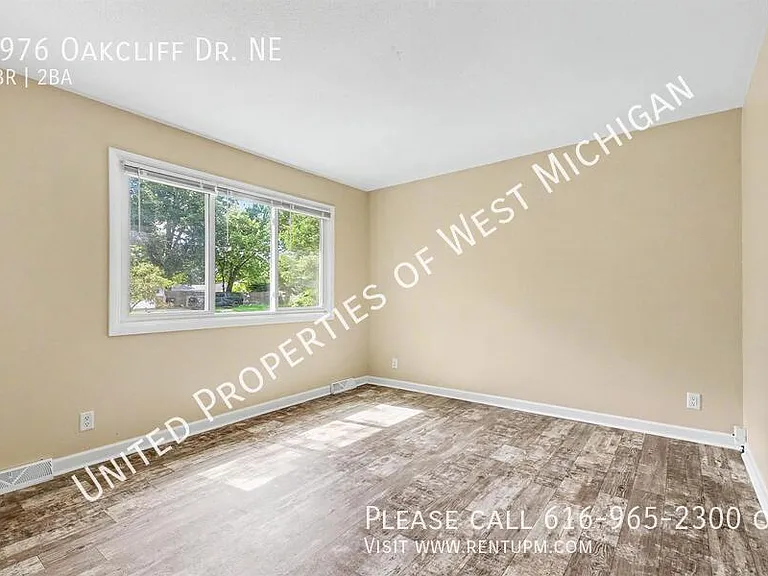 1976 Oakcliff Dr NE — Photo 2