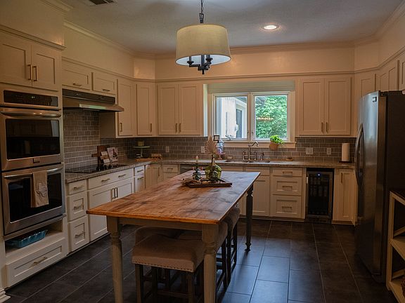 3rd image of 325 Willow Dr