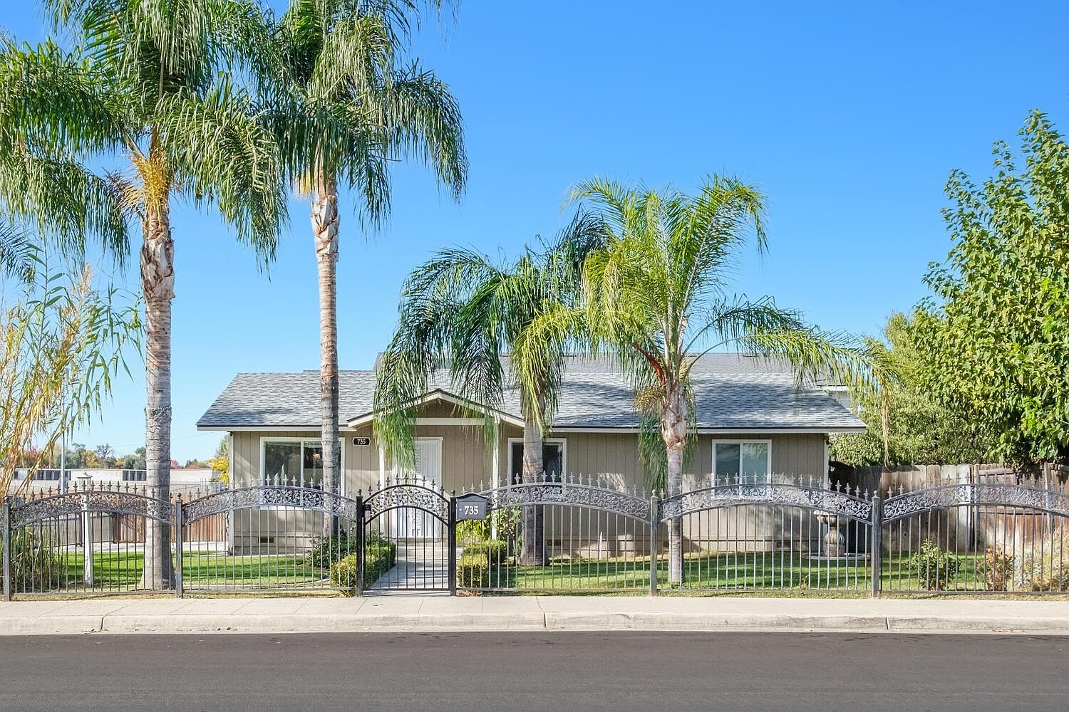 735 K St, Parlier, CA 93648 Zillow