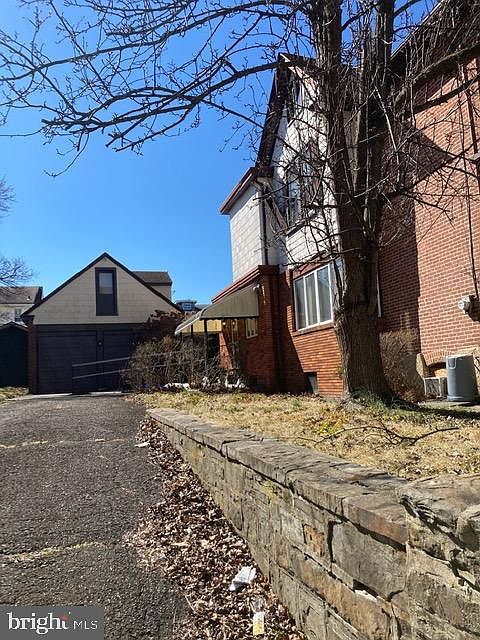 2nd image of 318 Fanshawe St