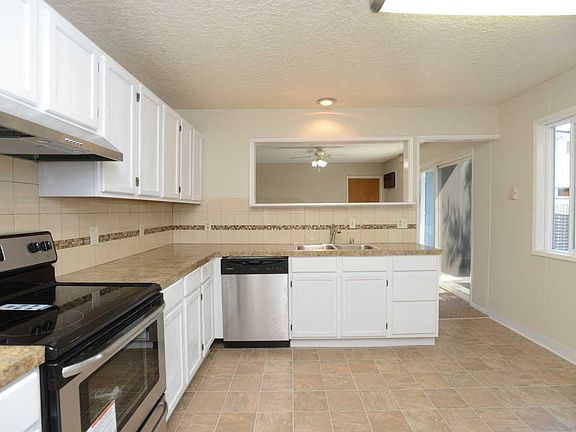 2nd image of 421 NW Overlook Dr