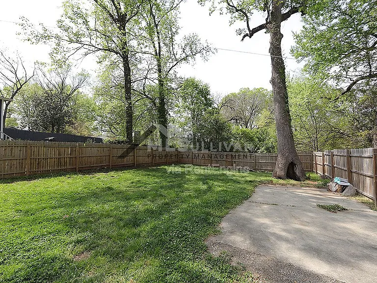 411 N Maple St — Photo 19