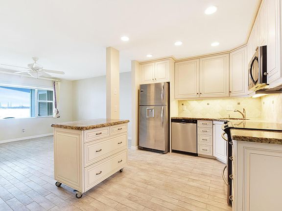 4th image of 100 Shore Ct APT 110